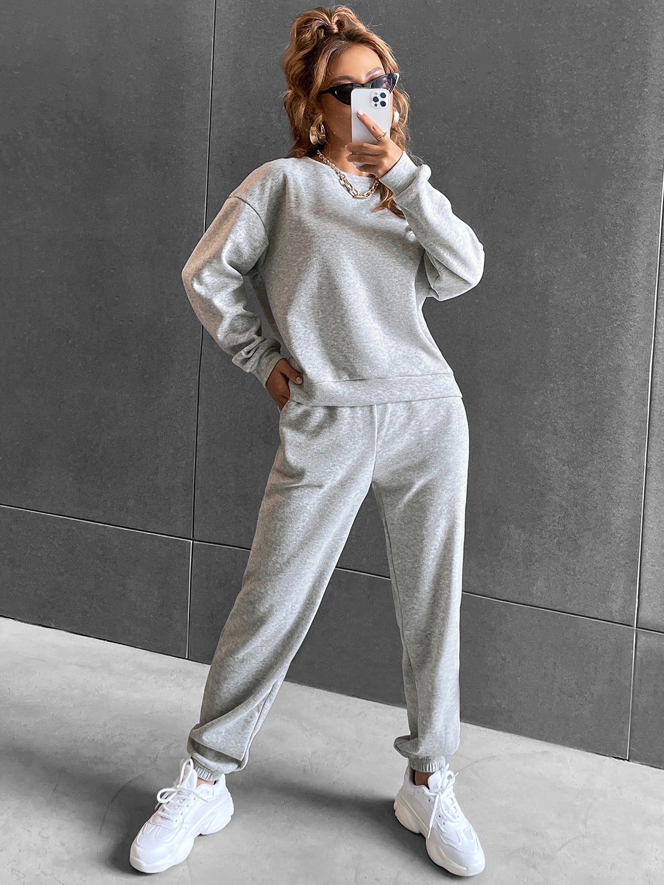 الصلبة انخفاض الكتف البلوز و Sweatpants