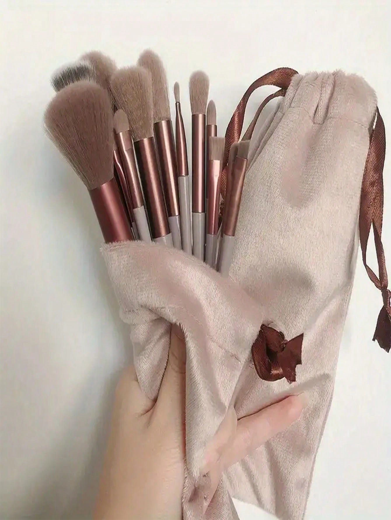 13pcs Makeup brush set 13 makeup brush set plus storage bag Non-shedding eyeshadow brush Soft ultra soft affordable brush Super soft non-shedding Beginner makeup artist 13 set brush Eyeshadow brush Contouring brush Makeup set Eyeshadow brush Soft makeup b