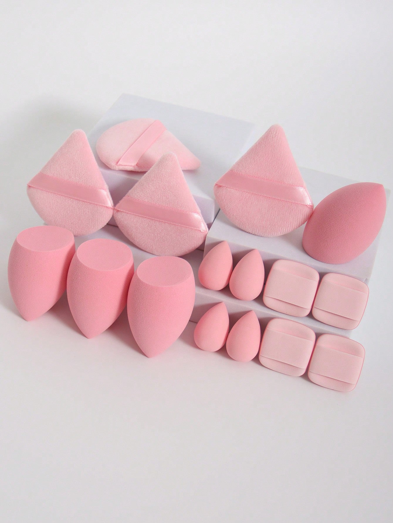 16pcs Makeup Tools Set. Consists Of 4pcs Triangle Loose Powder Puff, 4pcs Makeup Sponge, 4pcs Mini Makeup Sponge, 4pcs Mini Air Cushion Powder Puff. Made Of Ultra-Soft Velvet, Designed For Shaping, Eye And Corner Areas. Beauty Blender Foundation Mixing Co