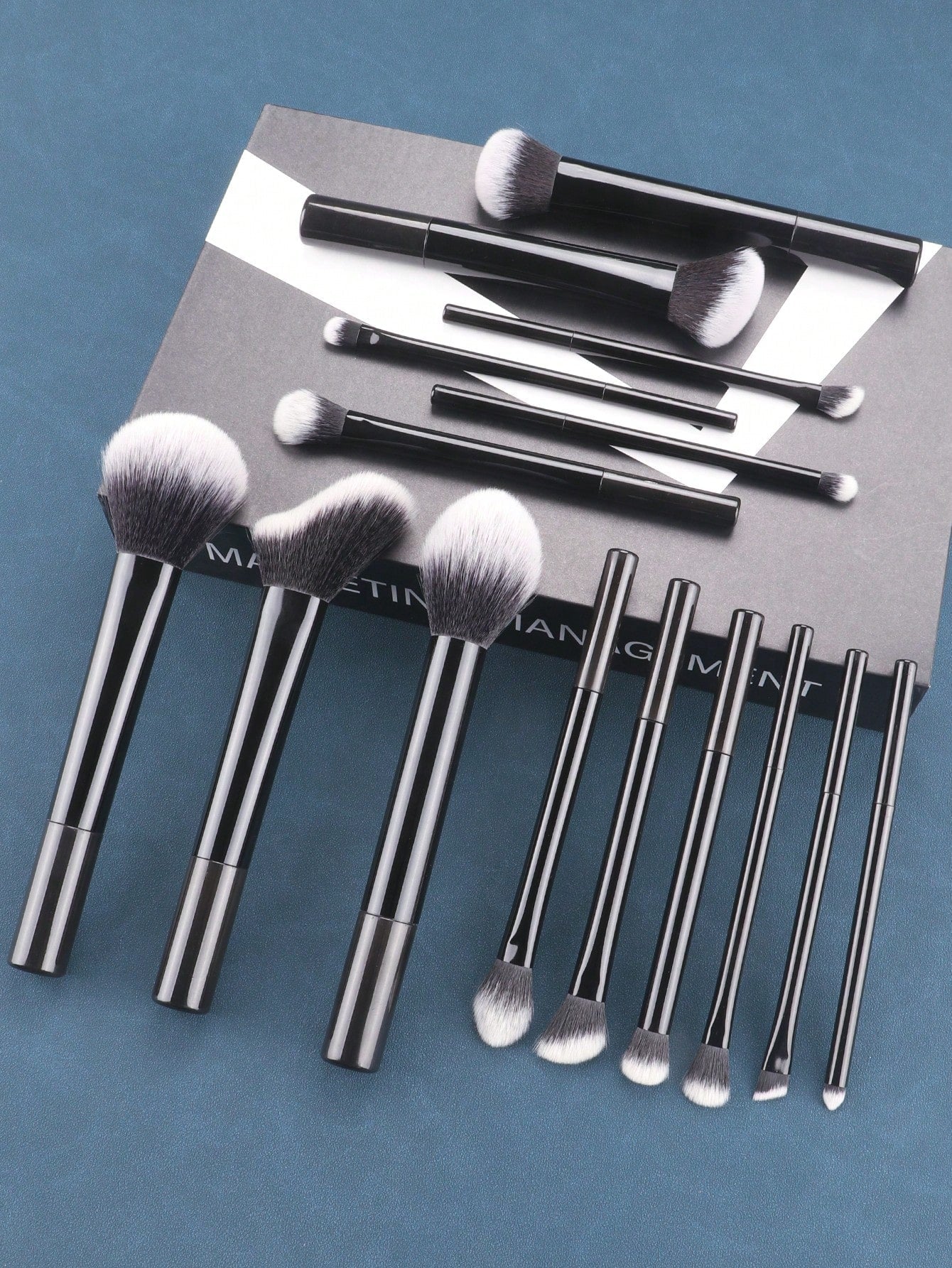 15pcs Multi-functional Makeup Brush Set Including Large Powder Brush, Blush Brush, Contour Brush, Foundation Brush, Concealer Brush, Eyeshadow Brush, Smudge Brush, Nose Shadow Brush, Blending Brush, Highlight Brush And More + 1pc Diagonal Cut Beauty Spong