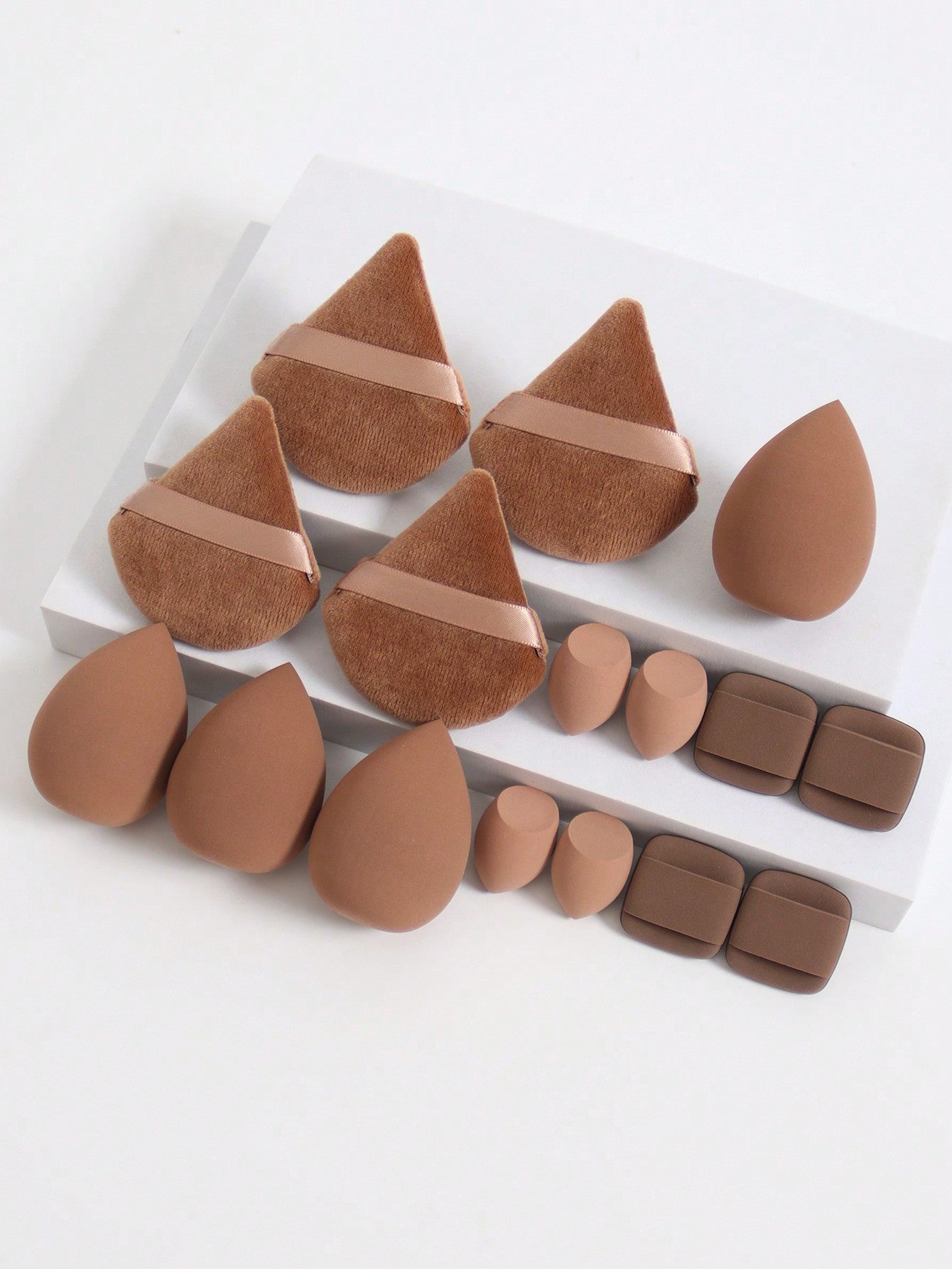 16pcs Makeup Tools Set. Consists Of 4pcs Triangle Loose Powder Puff, 4pcs Makeup Sponge, 4pcs Mini Makeup Sponge, 4pcs Mini Air Cushion Powder Puff. Made Of Ultra-Soft Velvet, Designed For Shaping, Eye And Corner Areas. Beauty Blender Foundation Mixing Co